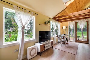 TV - Pacific View Cottage - 100’ High w/ Ocean Views (Langlois)