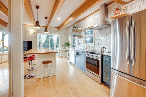 Pacific View Home: Hot Tub & Ocean/Valley Views!