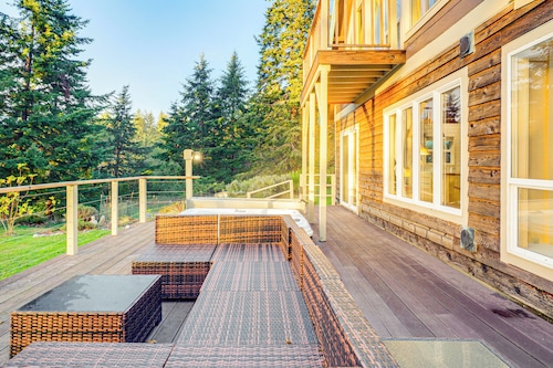 Pacific View Home: Hot Tub & Ocean/Valley Views!