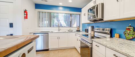 Kjøleskap, mikrobølgeovn, kokeplater og oppvaskmaskin