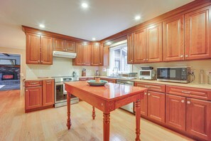 Frigorífico, microondas, placa de cocina y lavavajillas