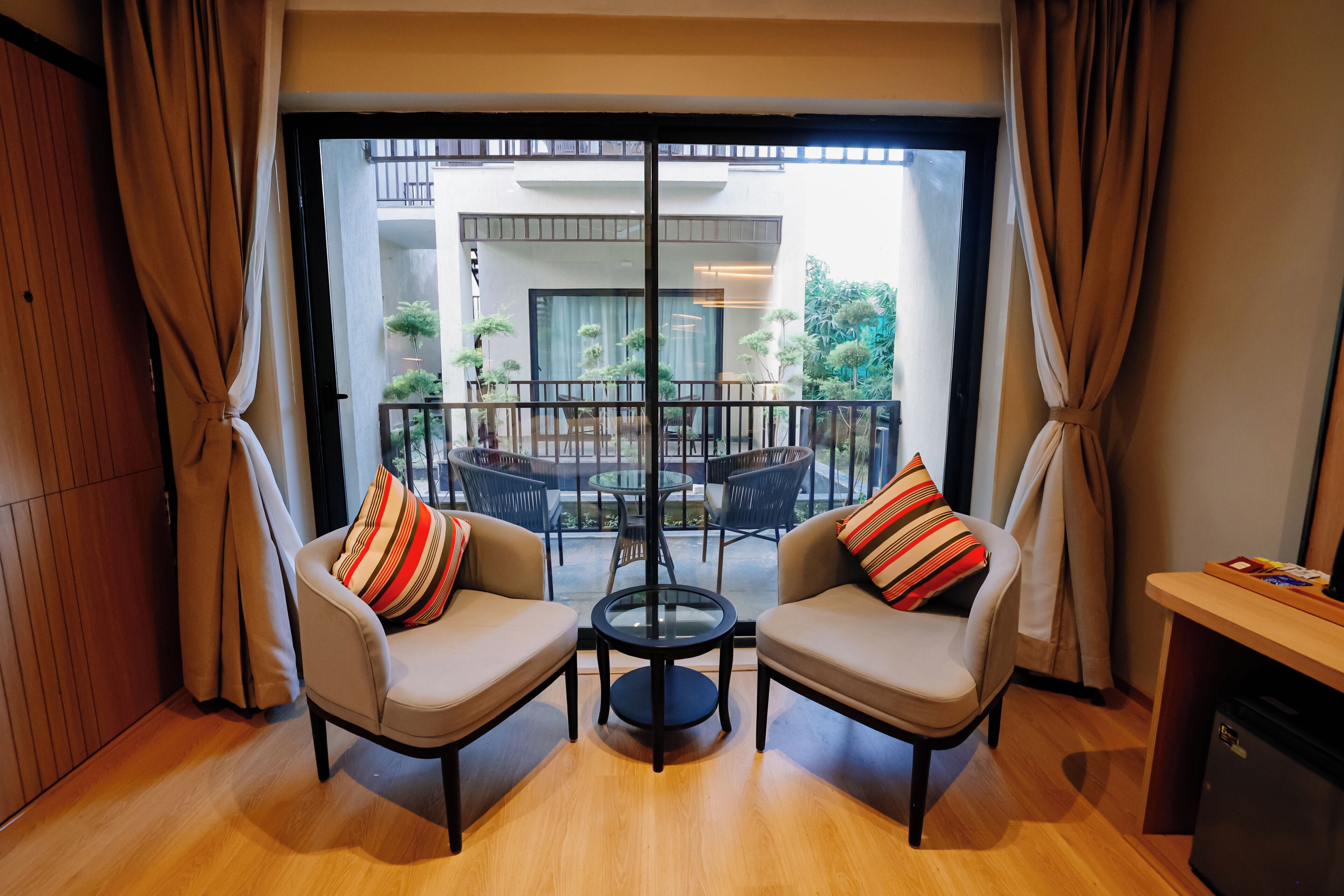 Escritorio, espacio para trabajar con laptop y wifi gratis 