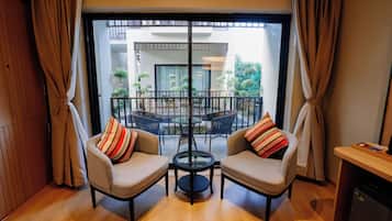 Escritorio, espacio para trabajar con laptop y wifi gratis