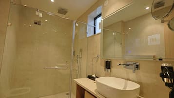 Premium-Zimmer | Badezimmer | Haartrockner, Hausschuhe, Handtücher, Seife