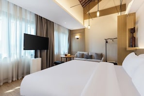 ميني بار وبديكورات فريدة لكل غرفة وطراز فريد لكل وحدة وستائر تعتيم