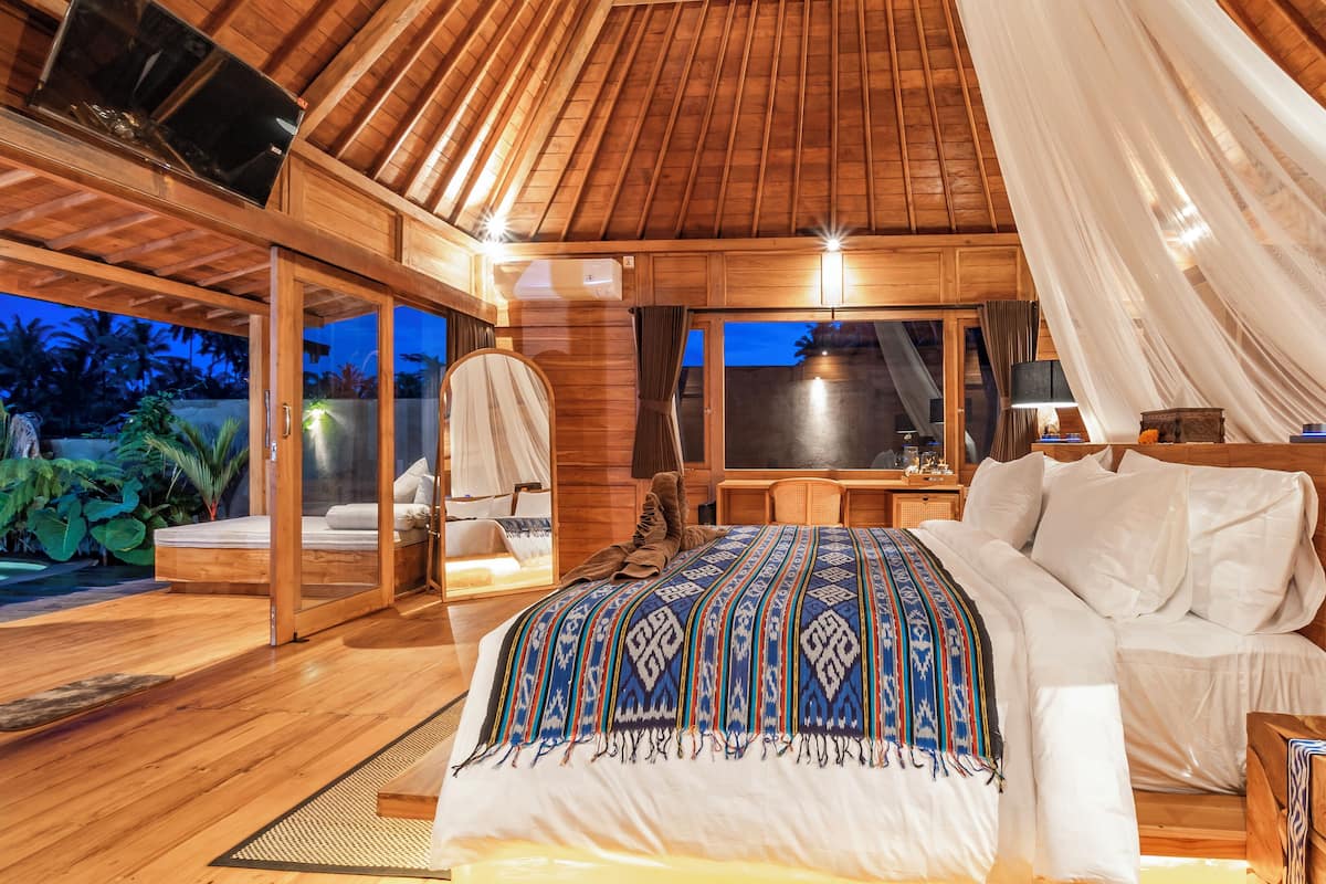 Escritorio, espacio para trabajar con laptop y cortinas blackout