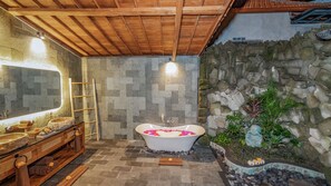 Separate bathtub and shower, hair dryer, slippers, towels - Aix di Sawah Ubud (Tegallalang)