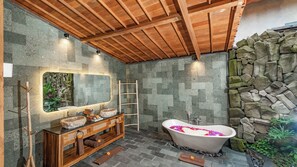 Separate bathtub and shower, hair dryer, bathrobes, slippers - Aix di Sawah Ubud (Tegallalang)
