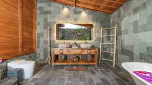 Separate bathtub and shower, hair dryer, bathrobes, slippers - Aix di Sawah Ubud (Tegallalang)