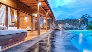 Una piscina al aire libre