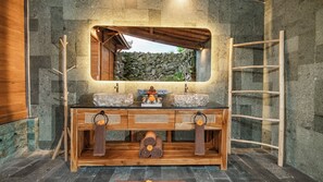 Separate bathtub and shower, hair dryer, bathrobes, slippers - Aix di Sawah Ubud (Tegallalang)