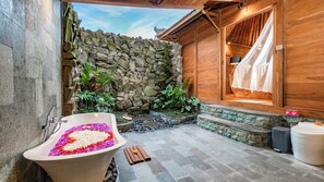 Separate bathtub and shower, hair dryer, bathrobes, slippers - Aix di Sawah Ubud (Tegallalang)