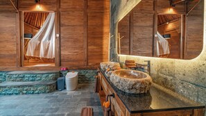 Separate bathtub and shower, hair dryer, slippers, towels - Aix di Sawah Ubud (Tegallalang)