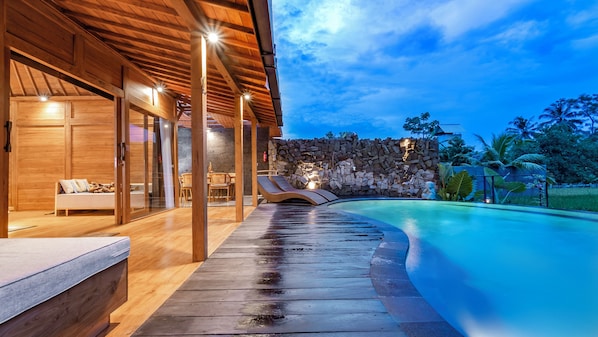 Una piscina al aire libre