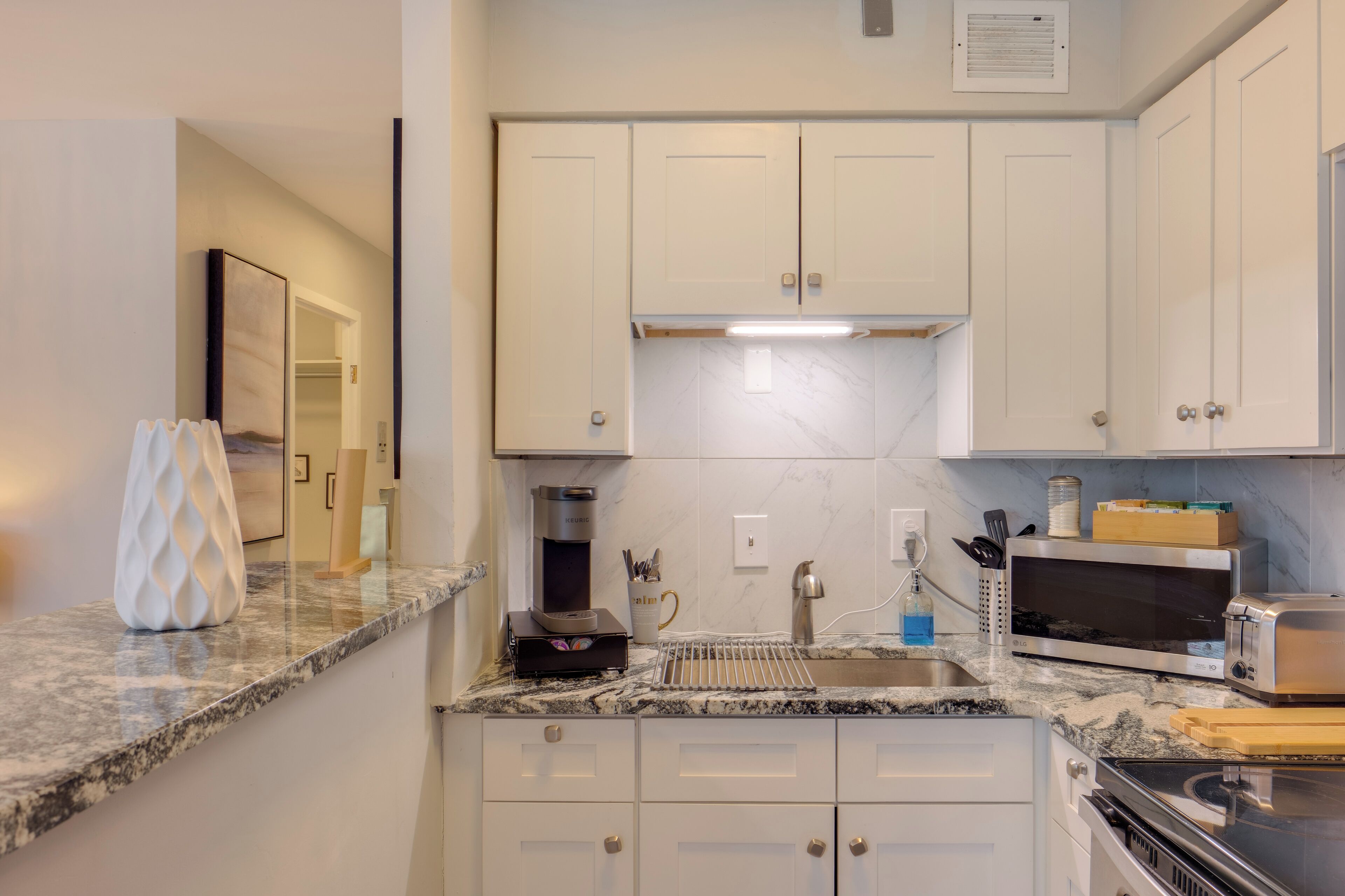 Kjøleskap, mikrobølgeovn, kokeplater og kaffetrakter/tekoker