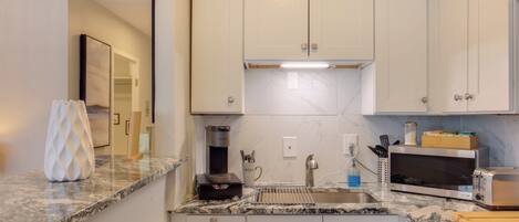 Kjøleskap, mikrobølgeovn, kokeplater og kaffetrakter/tekoker