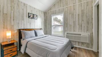 2 bedrooms, desk, iron/ironing board, internet
