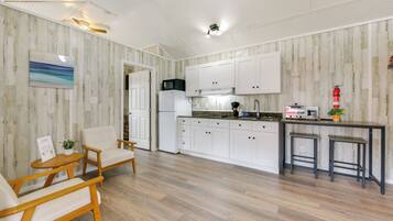 Kylskåp, mikrovågsugn, spishäll och kaffe- och tebryggare