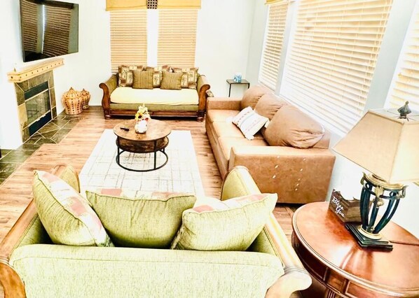 家庭單棟房屋, 花園景 | 客廳