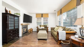 Familie huis, uitzicht op tuin | Woonruimte | Een 50-inch smart-tv met digitale zenders