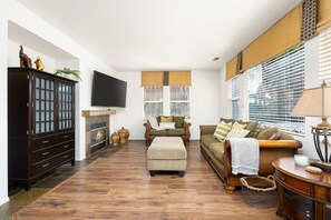 Family House, Garden View | Living area | 50-inch Smart TV with digital channels - Redford (Indio)