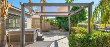 Perhetalo, näköala puutarhaan | Terassi/patio