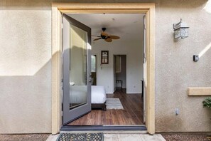 ตู้นิรภัยในห้องพัก, ผ้าม่านกันแสง, เตารีด/โต๊ะรีดผ้า, Wi-Fi ฟรี