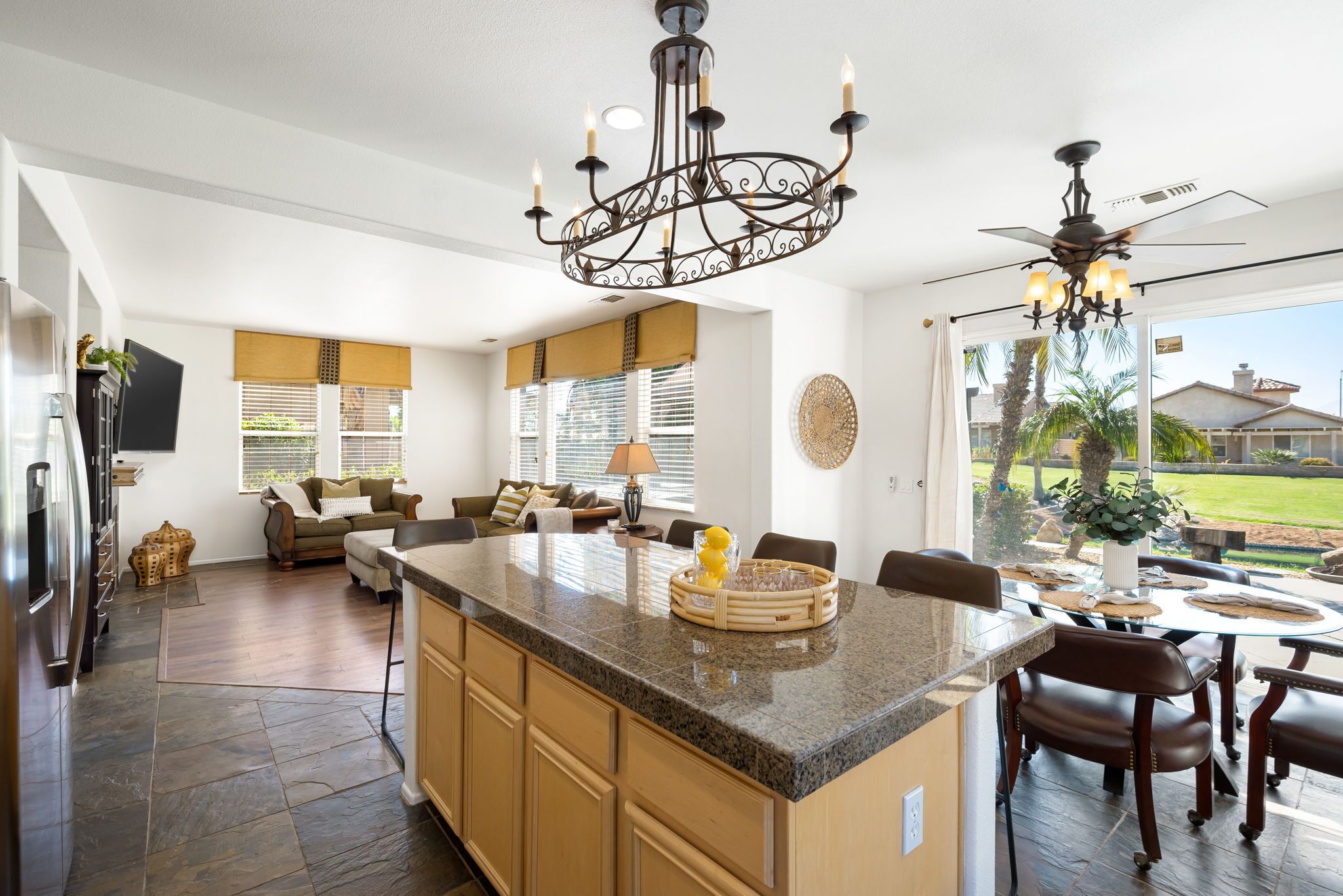 패밀리 하우스, 정원 전망 | 거실 공간 | 디지털 채널 시청이 가능한 50인치 스마트 TV