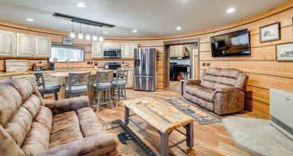 Mtn-View Retreat w/ Yard: 4 Mi to Dtwn Lincoln