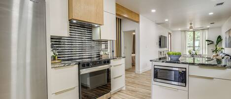 Geladeira, micro-ondas, cooktop, cafeteira/chaleira