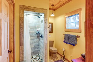 Hair dryer, towels - Ennis Home: Try the Yellowstone Lifestyle! (Ennis)