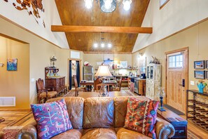 TV, books, stereo - Ennis Home: Try the Yellowstone Lifestyle! (Ennis)