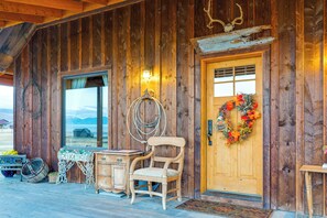 Interior - Ennis Home: Try the Yellowstone Lifestyle! (Ennis)