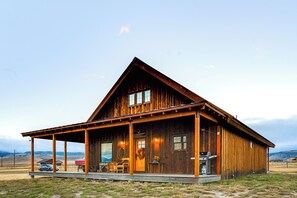 Exterior - Ennis Home: Try the Yellowstone Lifestyle! (Ennis)