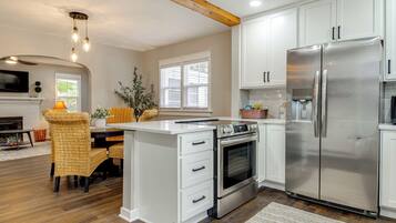 Réfrigérateur, micro-ondes, plaque de cuisson, lave-vaisselle