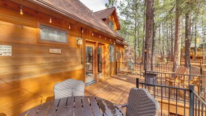 A wooden cabin with a deck, outdoor seating, and a sign instructing to clean up pet waste. - Golf, Hike, Explore! Family-Friendly Pinetop Haven (Pinetop Country Club)