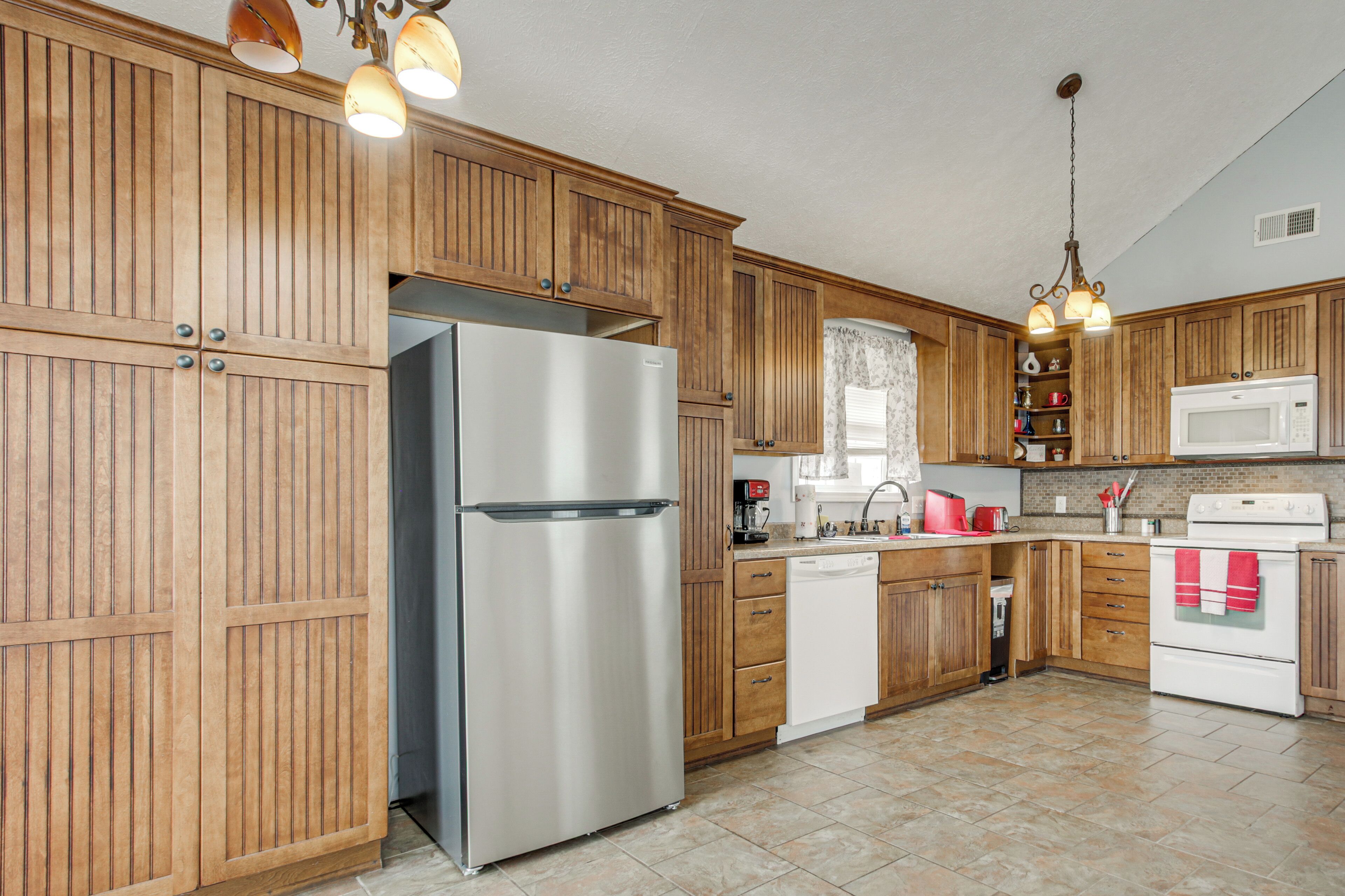 Coffee/tea maker, fridge, microwave, stovetop
