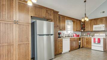 Coffee/tea maker, fridge, microwave, stovetop