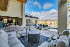 Outdoor dining - Private Pool & Slip: Luxury Lake Hamilton Home! (Hot Springs)