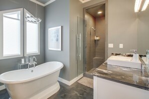 Hair dryer, towels - Private Pool & Slip: Luxury Lake Hamilton Home! (Hot Springs)