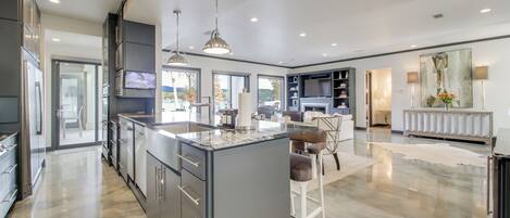 Fridge, microwave, stovetop, dishwasher