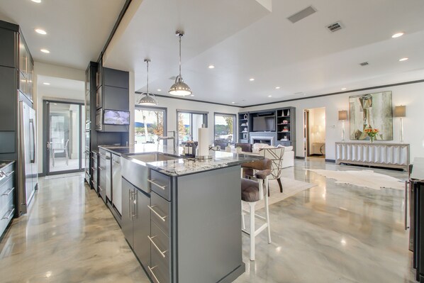 Fridge, microwave, stovetop, dishwasher - Private Pool & Slip: Luxury Lake Hamilton Home! (Hot Springs)