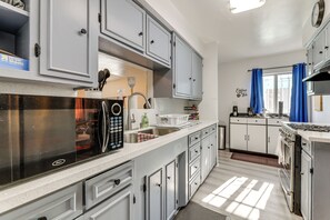 Jääkaappi, mikroaaltouuni, liesi, kahvin-/teenkeitin