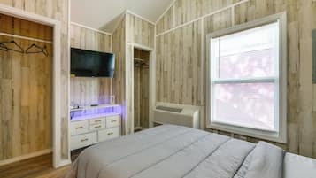 2 bedrooms, desk, iron/ironing board, internet