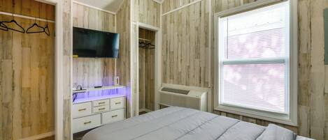 Een bureau, een strijkplank/strijkijzer, internet, beddengoed