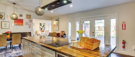 Refrigerador, microondas, placa de cocina, lavavajillas