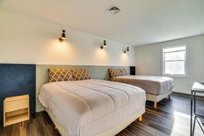 Desk, iron/ironing board, Internet, bed sheets - Pet-Friendly Group Getaway 12 Mi to Camelback Mtn! (Cresco)