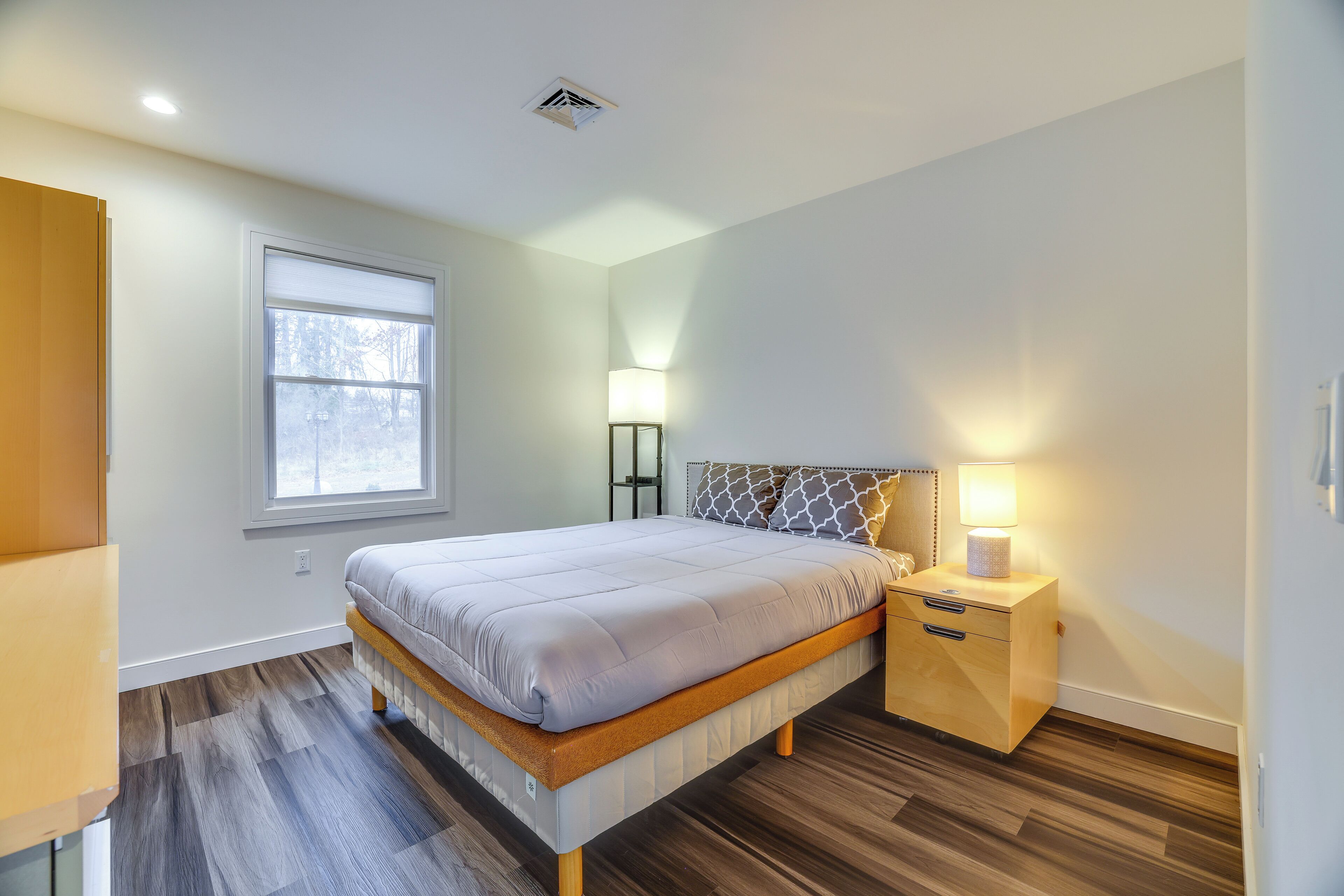 Desk, iron/ironing board, Internet, bed sheets