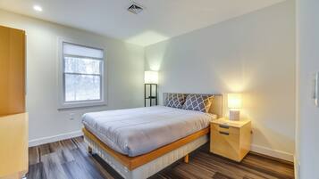 Desk, iron/ironing board, Internet, bed sheets