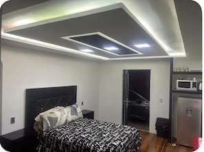 Strykejern/-brett, internettilgang og sengetøy